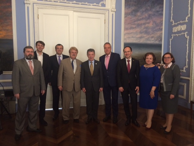 Guter Rat aus Europa: Elmar Brok sagte Staatspräsident Juan Manuel Santos Calderón bei seinem Besuch in Kolumbien Europas Unterstützung für die Friedensverhandlungen mit den Farc-Rebellen zu.