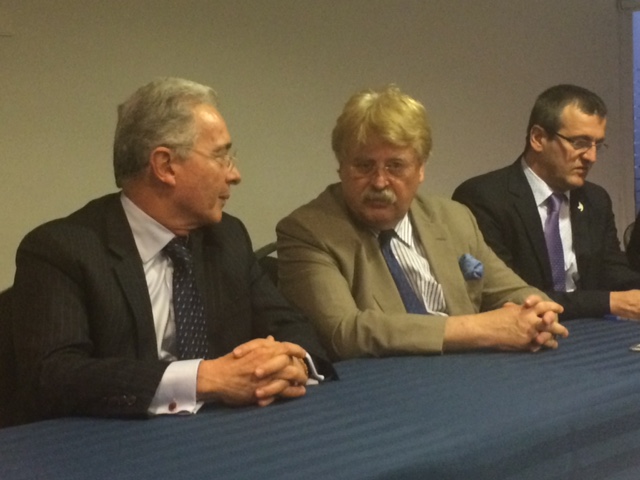 Elmar Brok im Gespräch mit Kolumbiens Ex-Präsident Álvaro Uribe Vélez.