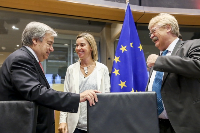Das Foto zeigt Antonio Guterres, die EU-Außenbeauftragte Federica Mogherini und Elma Brok bei einem Treffen in Brüssel 2015. Quelle: The European Union.